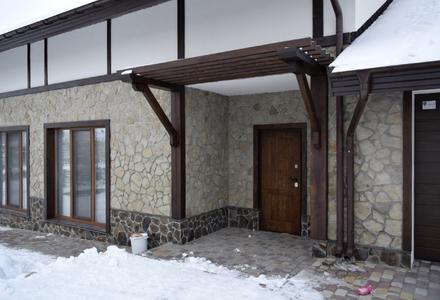 Крыльцо с перголой из дерева