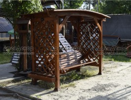 Качеля декорированная сеточкой в ромб и подвазонниками