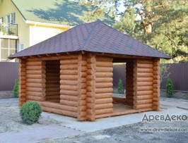 Закрытая беседка из оциллиндрованого бревна