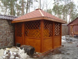Квадратная закрытая беседка