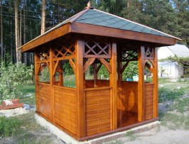 Четырехугольная уютная беседка