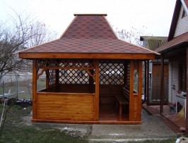 Беседка с оригинальной крышей