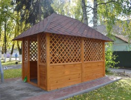 Деревянная беседка со столом
