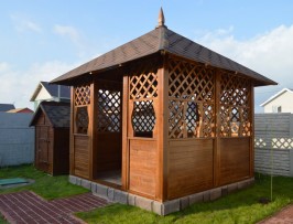 Беседка с острой крышей