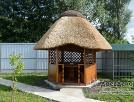Беседка под соломенной крышей
