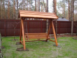 Деревянная качеля с крышей