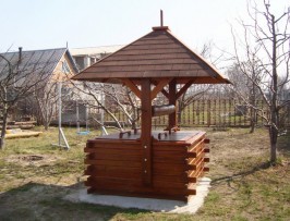 Квадратный колодец из натурального дерева