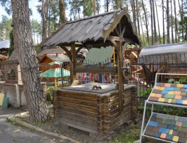 Большой состаренный колодец