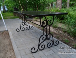 Стол с коваными ножками
